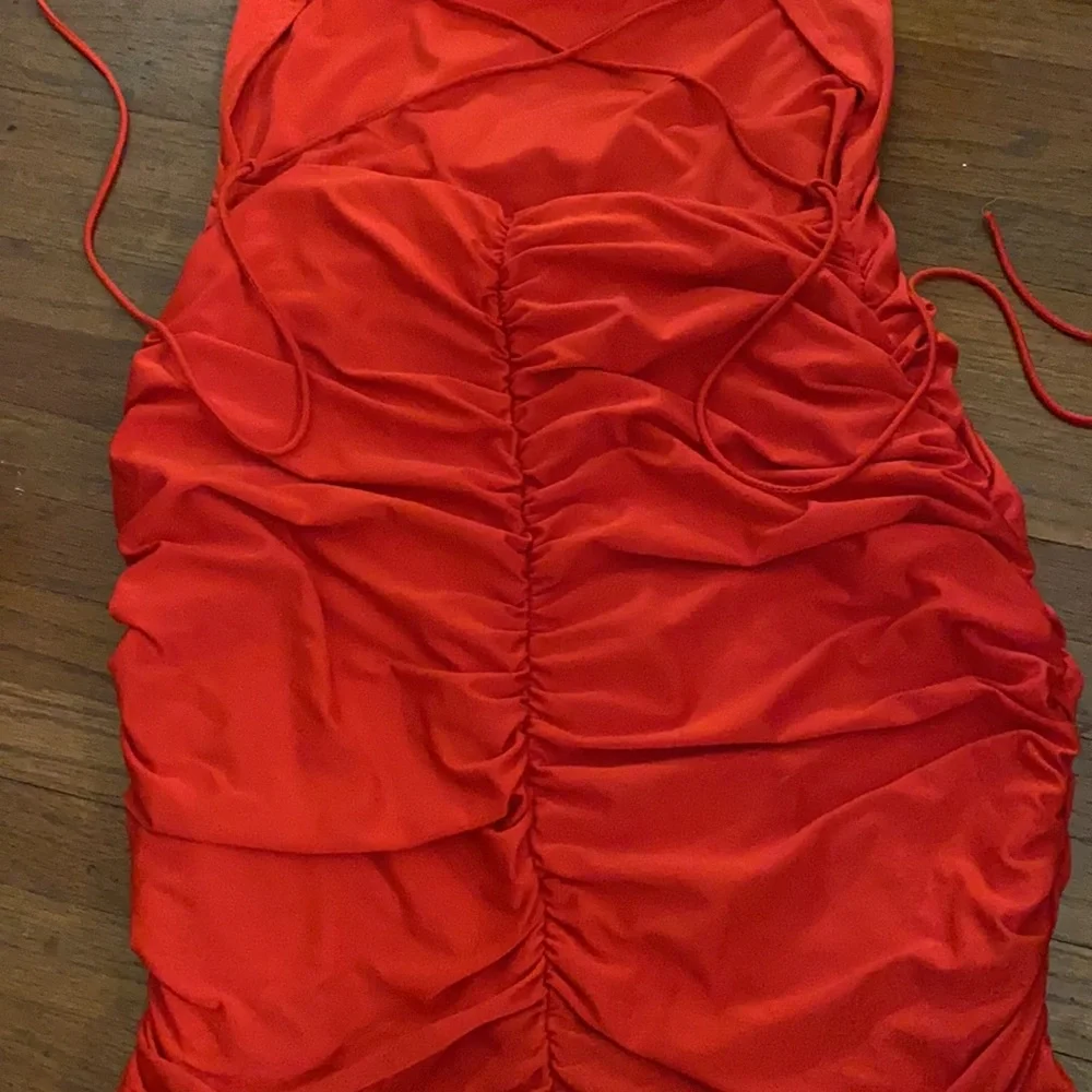 BACKLESS RUCHED BODY ON DRESS - Picture 3 of 3